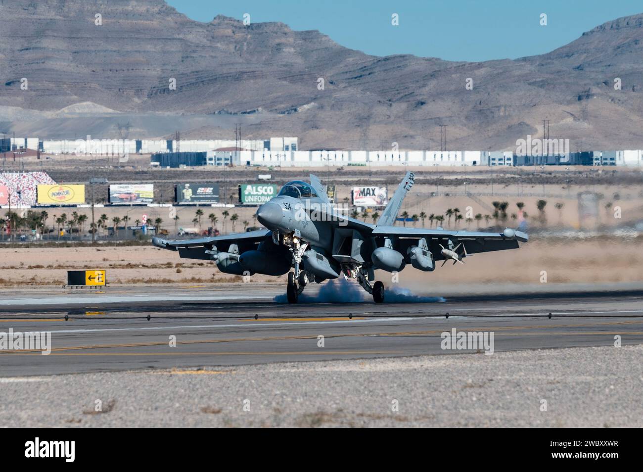 Ein EA-18G Growler der US Navy, der der Naval Air Station Whidbey Island (Washington) zugewiesen ist, trifft 24-1 am 10. Januar 2024 auf der Nellis Air Force Base ein. Die Teilnehmer führen eine Vielzahl von Szenarien durch, einschließlich defensiver Gegenluft, offensive Gegenluft-Unterdrückung feindlicher Luftverteidigungen und offensive Gegenluft-Luft-Unterdrückung. (Foto der U.S. Air Force von William R. Lewis) Stockfoto