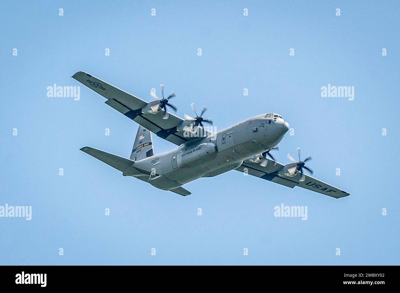 Die West Virginia National Guard ist stolz, bekannt geben zu können, dass der 130th Airlift Wing die Anforderungen erfüllt hat, ab dem 1. Januar 2024 als C-130J-30-Einheit mit anfänglicher Einsatzfähigkeit erklärt zu werden. Die 130th in Charleston, West Virginia, ist dabei, Flugzeuge vom C-130 H3 Hercules Modell zum C-130J-30 Super Hercules Modell seit 2021 zu wechseln. Die Einheit betreibt derzeit acht C-130J-30 Flugzeuge im Wert von jeweils etwa 90 Millionen Dollar. (Foto der U.S. Air National Guard von Leutnant de-Juan Haley) Stockfoto