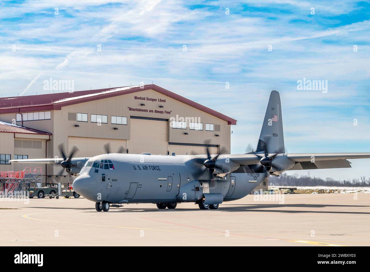 Die West Virginia National Guard ist stolz, bekannt geben zu können, dass der 130th Airlift Wing die Anforderungen erfüllt hat, ab dem 1. Januar 2024 als C-130J-30-Einheit mit anfänglicher Einsatzfähigkeit erklärt zu werden. Die 130th in Charleston, West Virginia, ist dabei, Flugzeuge vom C-130 H3 Hercules Modell zum C-130J-30 Super Hercules Modell seit 2021 zu wechseln. Die Einheit betreibt derzeit acht C-130J-30 Flugzeuge im Wert von jeweils etwa 90 Millionen Dollar. (Foto der U.S. Air National Guard von Leutnant de-Juan Haley) Stockfoto