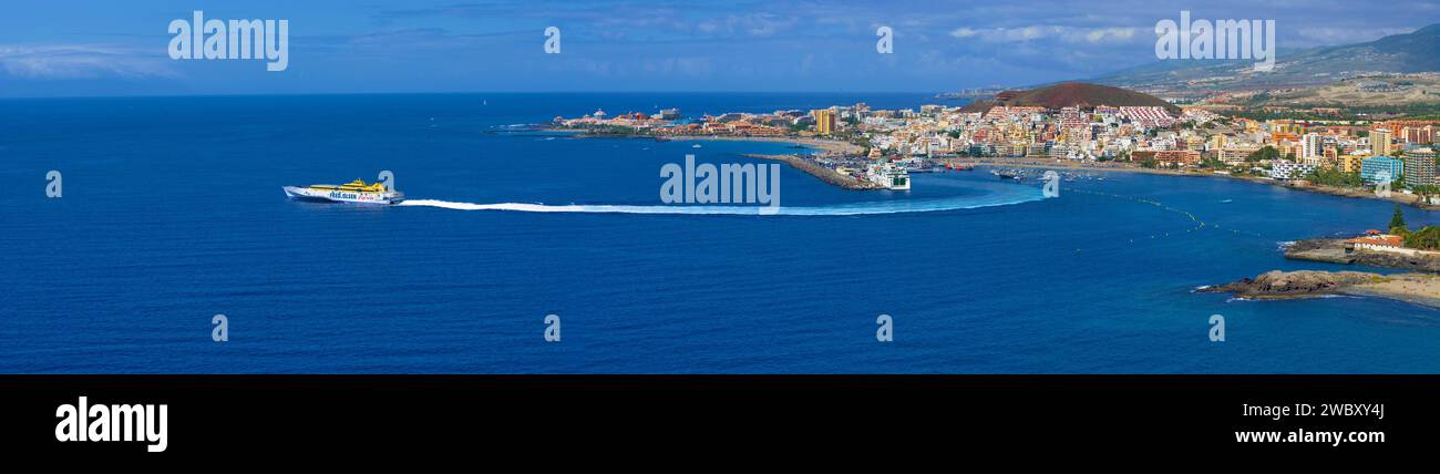 Panoramablick auf die Stadt, Stadtlandschaft von Los Cristianos und Schnellfähre Fred Olsen Express, Teneriffa, Kanarische Inseln, Spanien, Europa Stockfoto