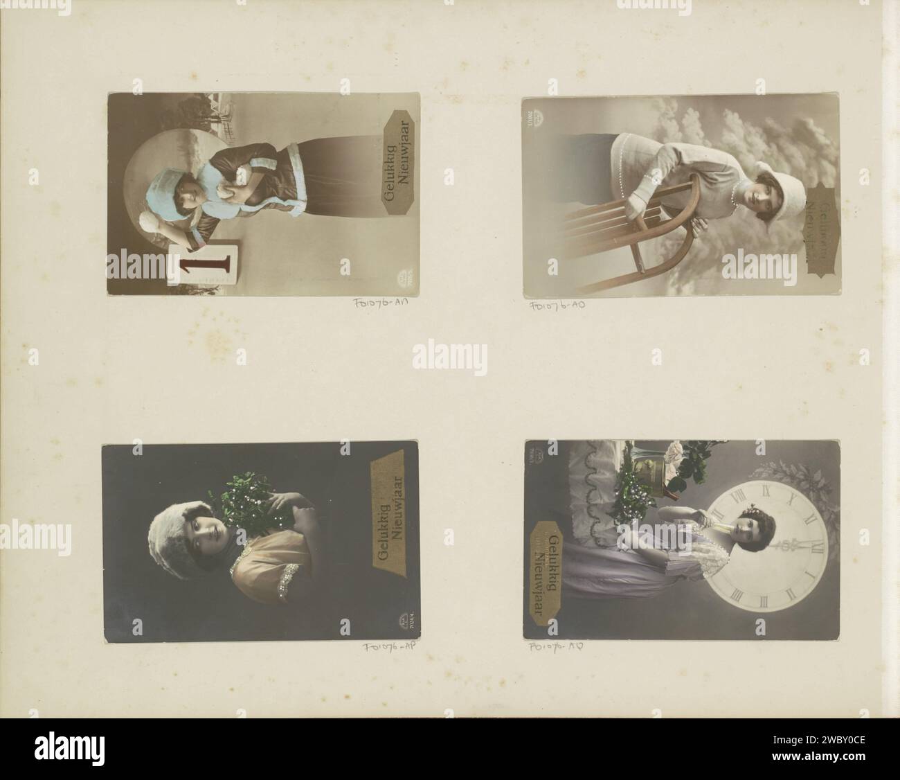 Neujahrskarte mit einem Porträt einer Frau an einer Uhr und einem Tisch mit Champagner, R und K, ca. 1910 - ca. 1940 Foto Teil des Albums mit Fotos von Eisenbahnen in Niederländisch-Indien und Postkarten. Papier. Pappe Gelatine Silberdruck Erwachsene Frau. Erwachsene Frau Stockfoto