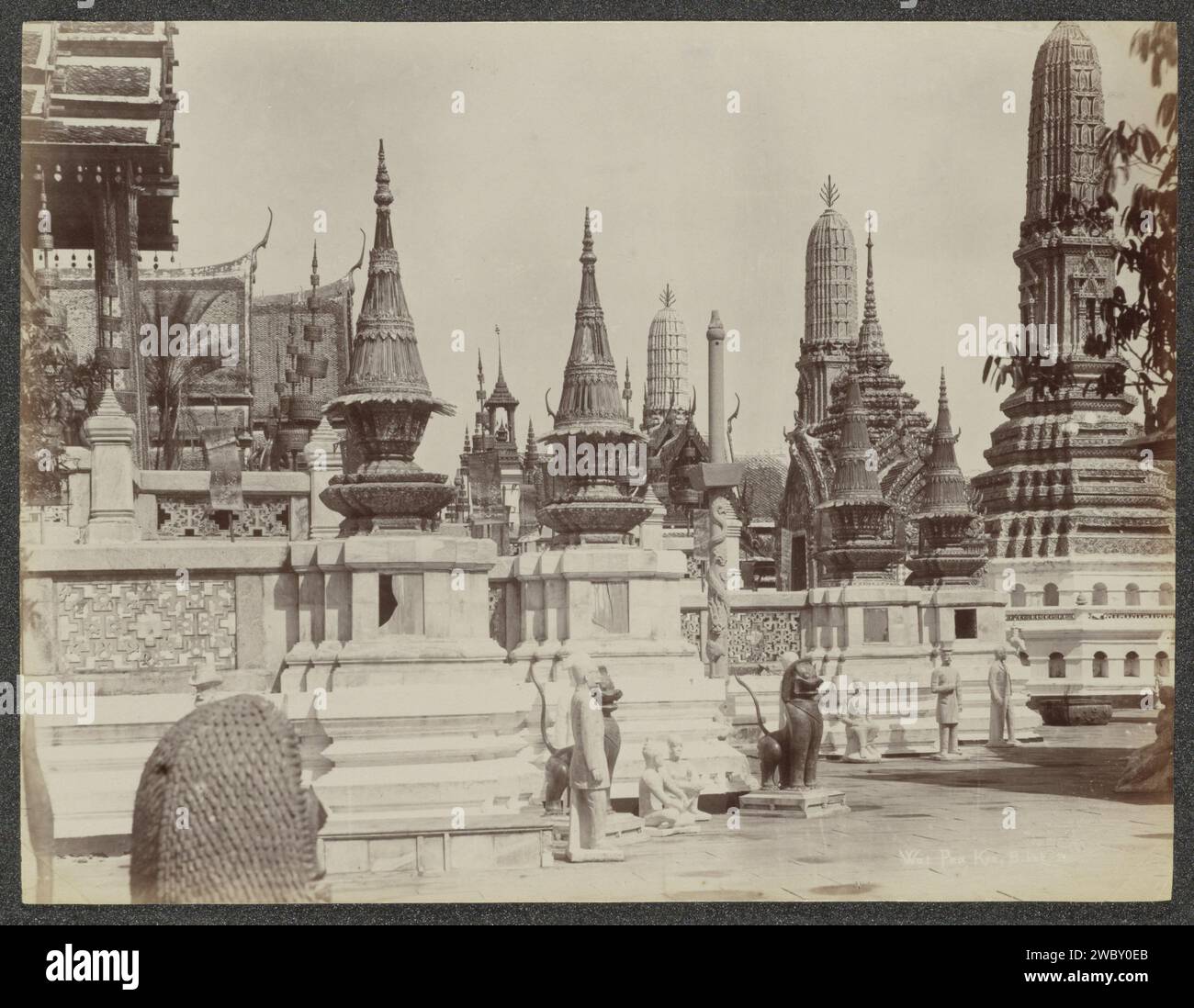 Tempelkomplex eines pra Keo (Tempel des smaragdgrünen Buddha) in Bangkok, G.R. Lambert & Co., ca. 1870 - ca. 1900 Foto Teil des Albums mit 50 Fotos einer Reise durch Südostasien. Bangkok Papier. Fotografische Unterstützung Albumendruck Tempel, Schrein  Hinduismus, Buddhismus, Jainismus Bangkok Stockfoto