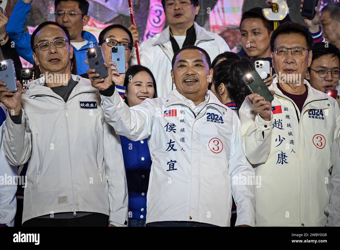 Präsident Hou Yu-ih (L2), Vizepräsident Jaw Shaw-kong (L3) und ...