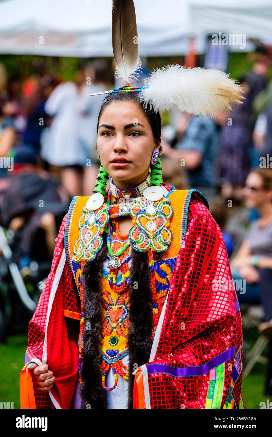 Canada First Nations Oneida/Ojibwa – junge Frau, die an einem Pow Wow-Wettbewerb zum Leben in London, Ontario, Kanada teilnimmt. Stockfoto