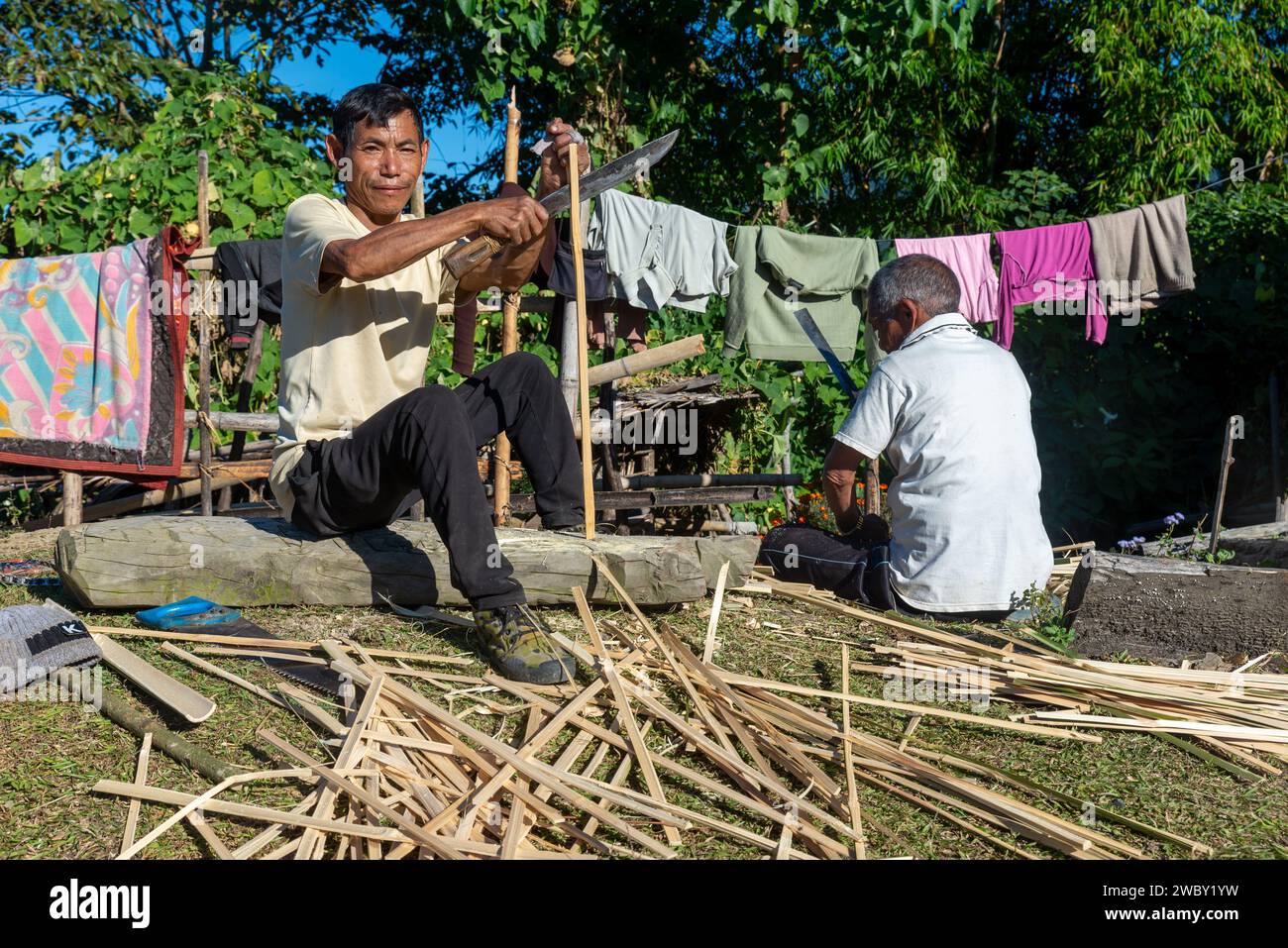 Ollo nocte Männer arbeiten mit Bambusstöcken, Dorf Lazu, Arunachal Pradesh, Indien Stockfoto