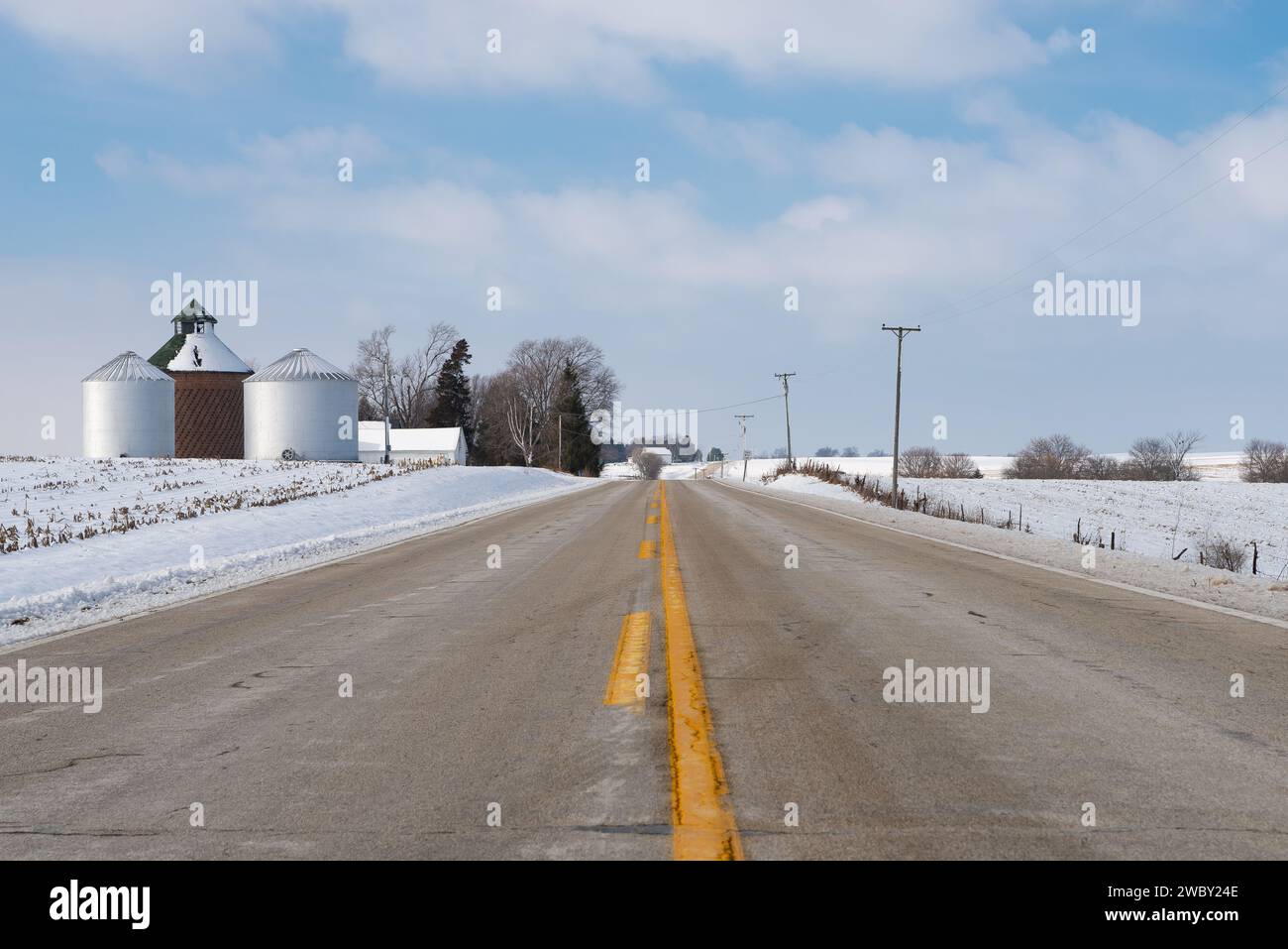 Offene Straße an einem Wintertag im LaSalle County, Illinois, USA. Stockfoto
