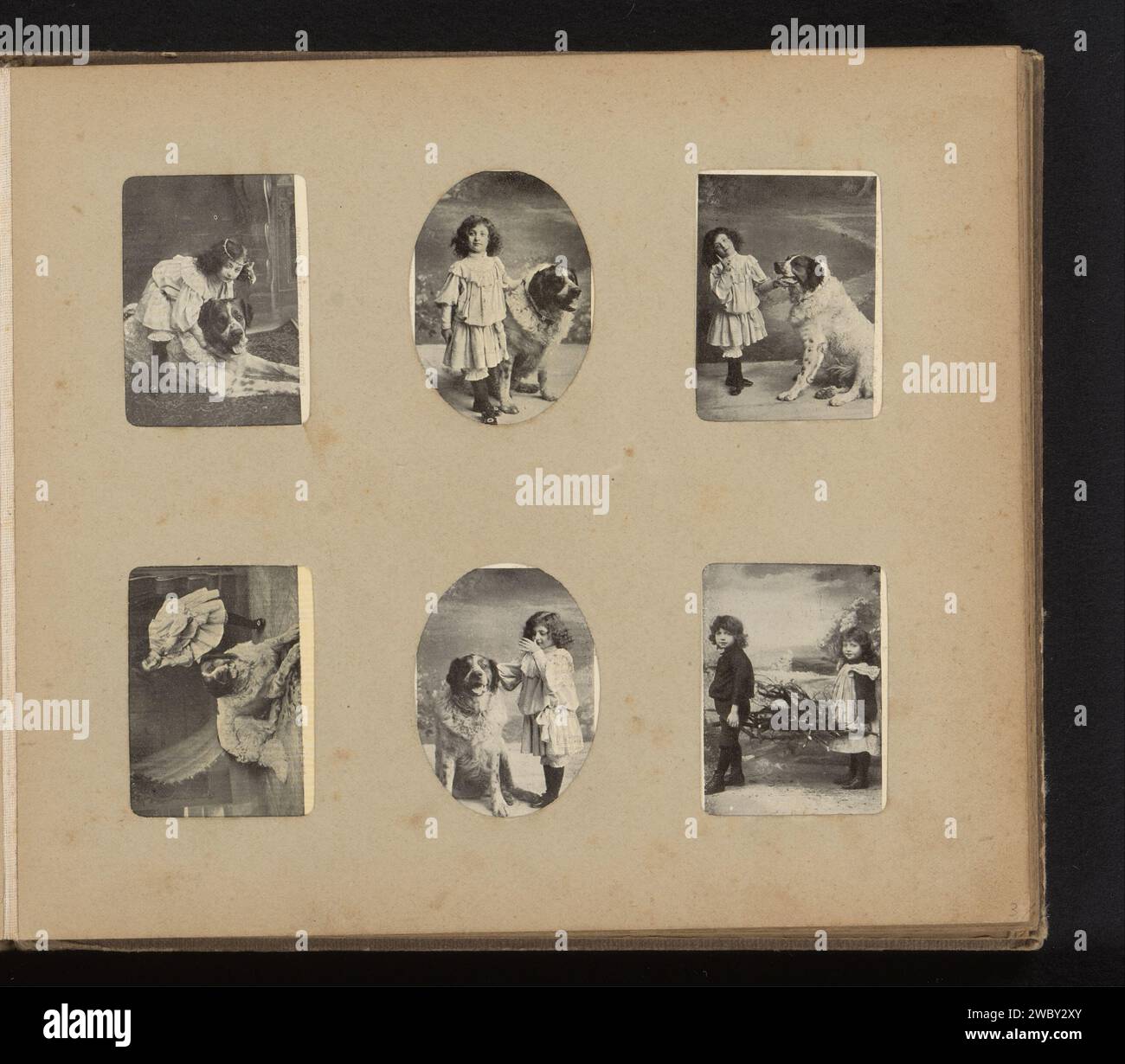 Kinderporträts, Anonym, 1890 - 1900 fotomechanischer Druck sechs Kinderporträts, darunter vier von einem Mädchen mit Hund. Diese Seite ist Teil eines Albums. Papier. Kind aus Karton (zu Hause). Hund Stockfoto