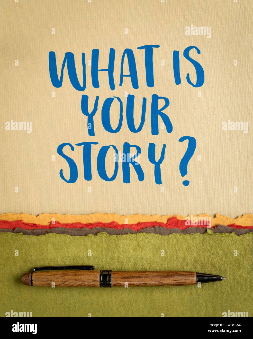 Was ist deine Geschichte? Handschrift auf einem Kunstpapier. Konzept für Erfahrungsaustausch. Vertikales Poster. Stockfoto