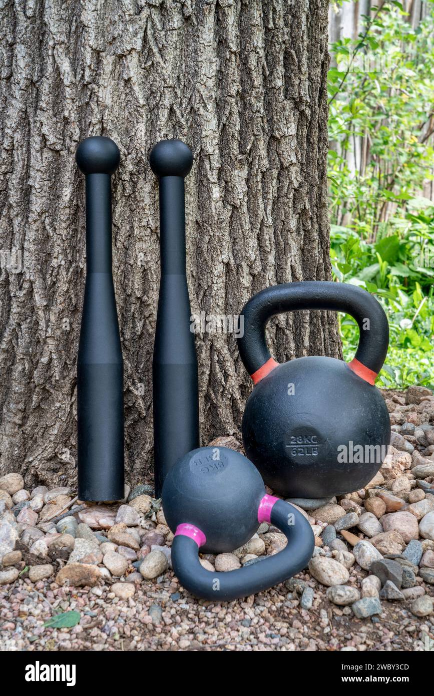 Stahlklubs und Wasserkettlebells im Hinterhof, funktionales Fitness- und homer-Fitnesskonzept Stockfoto