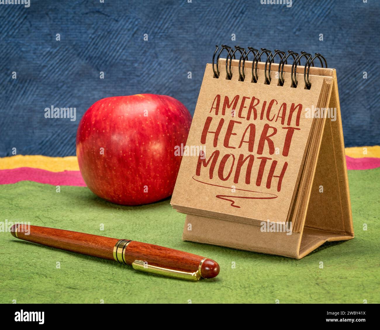 American Heart Month - jährlich im Februar stattfindende Begehung, Erinnerungsnotiz in einem Desktop-Kalender, Herz-Kreislauf-Gesundheitskonzept. Stockfoto