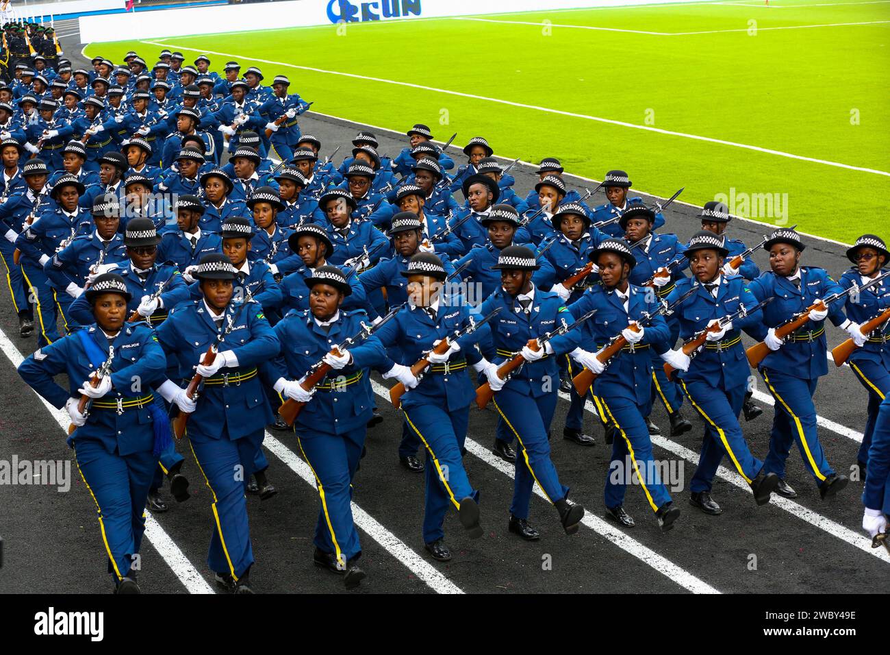 Sansibar, Tansania. Januar 2024. Tansanische Polizisten marschieren während einer Zeremonie zum 60. Jahrestag der Revolution Sansibars am 12. Januar 2024 in Sansibar, Tansania. Zanzibaris versammelte sich am Freitag im New Amani Complex, früher bekannt als Amani Stadium, um den 60. Jahrestag der Inselrevolution im Indischen Ozean zu feiern. Die Revolution ereignete sich am 12. Januar 1964 und führte zum Sturz des Sultans von Sansibar und seiner überwiegend arabischen Regierung durch die lokalen afrikanischen Revolutionäre der Insel. Herman Emmanuel/Xinhua/Alamy Live News Stockfoto