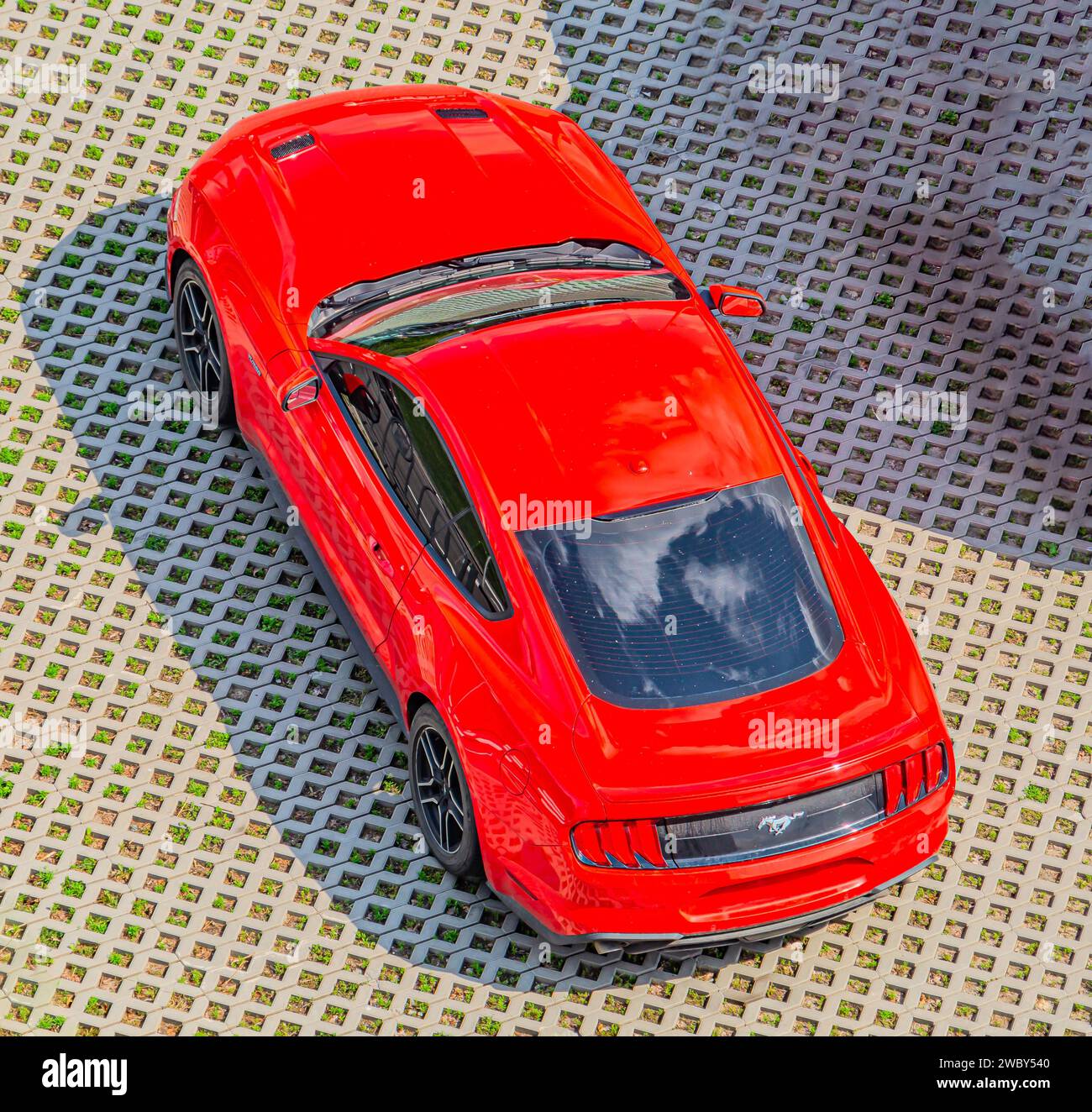 Rotes Mustang-Auto. Amerikanisches Muscle Car in der ukrainischen Straße. Antenne. Charkiw, Ukraine 07-07-2023 Stockfoto