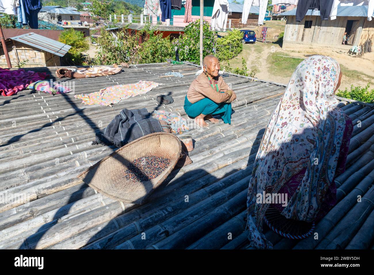 Zwei Ollo nocte alte Frauen mit Gesichtstattoos, Dorf Lazu, Arunachal Pradesh, Indien Stockfoto