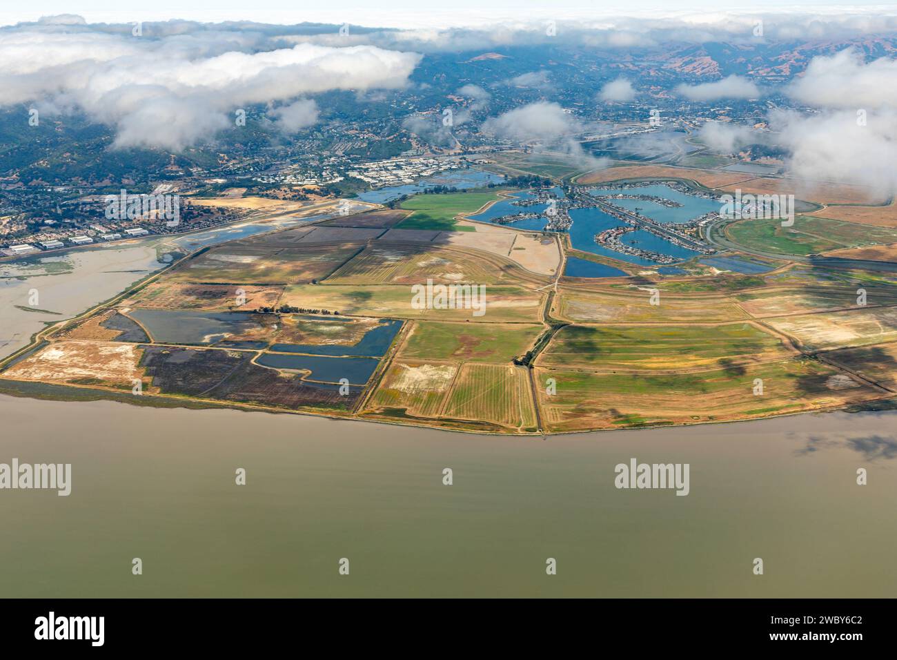 Luftaufnahme der Muster von landwirtschaftlichen Feldern und Bel Marin Keys im Sacramento River Delta Stockfoto