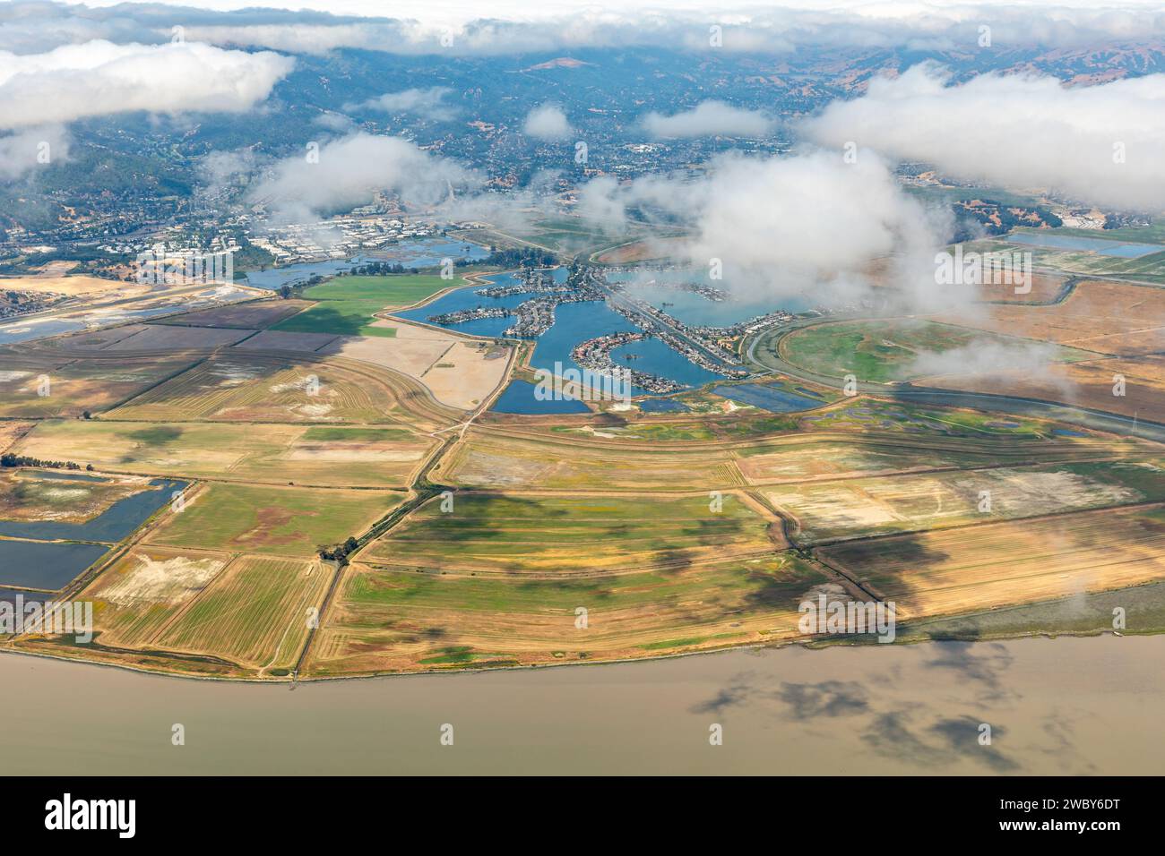 Luftaufnahme der Muster von landwirtschaftlichen Feldern und Bel Marin Keys im Sacramento River Delta Stockfoto