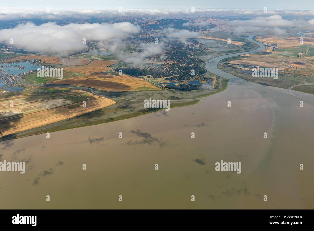 Luftaufnahme der Muster von landwirtschaftlichen Feldern und Bel Marin Keys im Sacramento River Delta Stockfoto