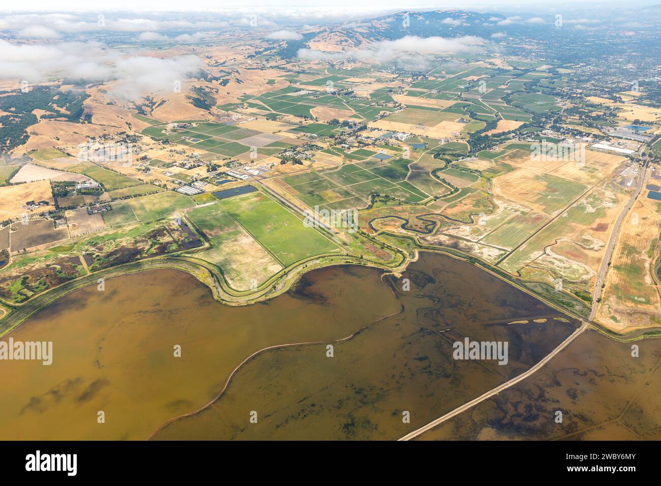 Aus der Vogelperspektive sehen Sie Muster landwirtschaftlicher Felder und die San Francisco Bay, wo sie auf das Sacramento River Delta trifft Stockfoto