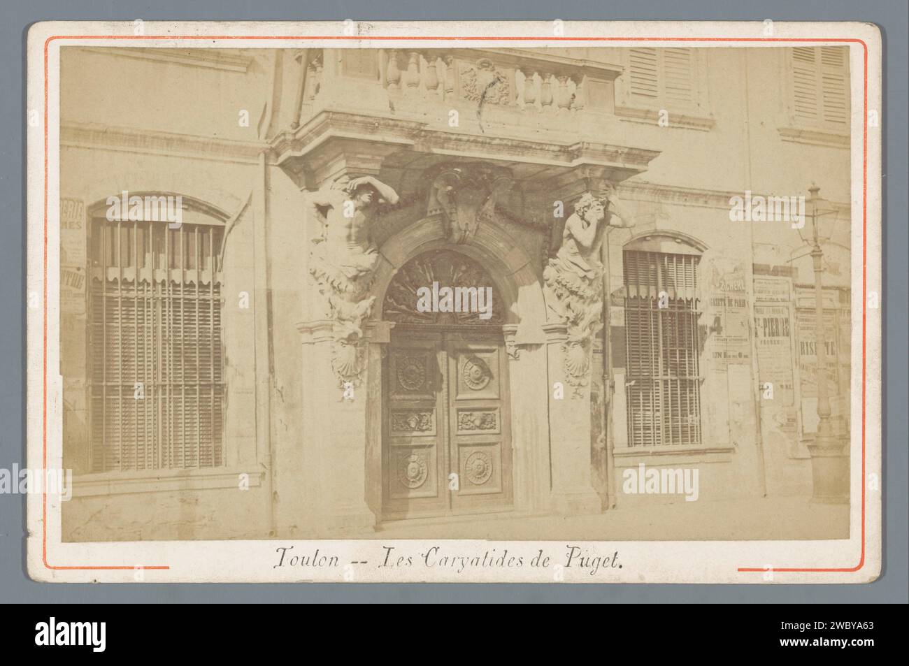 Fassade des Rathauses in Toulon mit den Karatiden von Pierre Paul Puget, Anonym, 1870 - 1900 Foto. Schrankfoto Toulon-Karton. Fotografische Fassade mit Albumenabdruck (von Haus oder Gebäude). Teile der Außenfassade und der Nebengebäude der Kirche. Karyatiden  Architektur Toulon Stockfoto