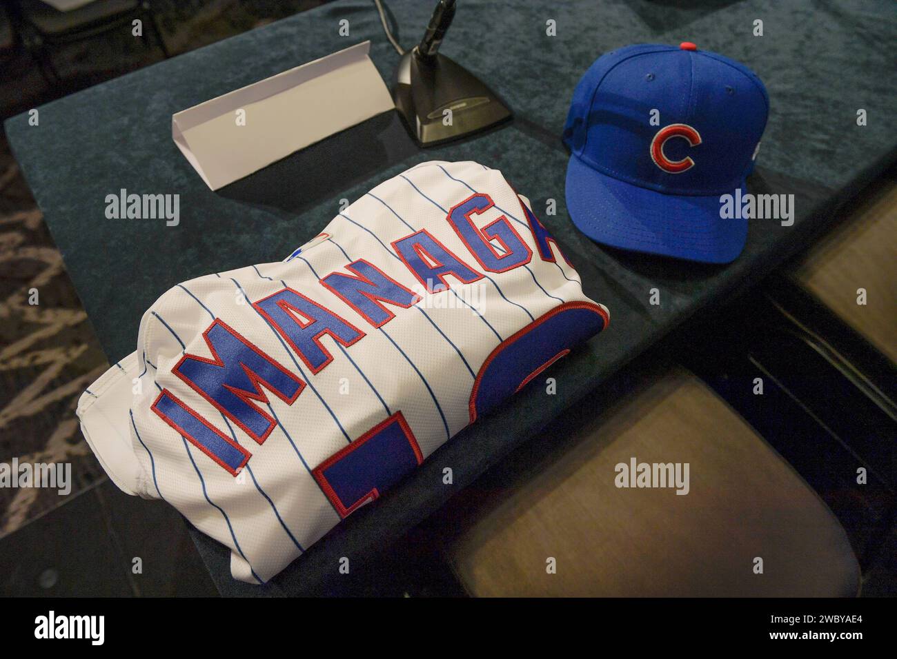 Chicago, Usa. Januar 2024. Shota Imanaga wird Trikot Nummer 18 tragen, wenn er in der Saison 2024 den Hügel für die Chicago Cubs erobert. Der japanische Pitcher wurde der Öffentlichkeit von Jed Hoyer, dem Präsidenten der Baseballabteilung, während einer Pressekonferenz am Freitag, den 12. Januar 2024 in Chicago vorgestellt. Foto: Mark Black/UPI Credit: UPI/Alamy Live News Stockfoto
