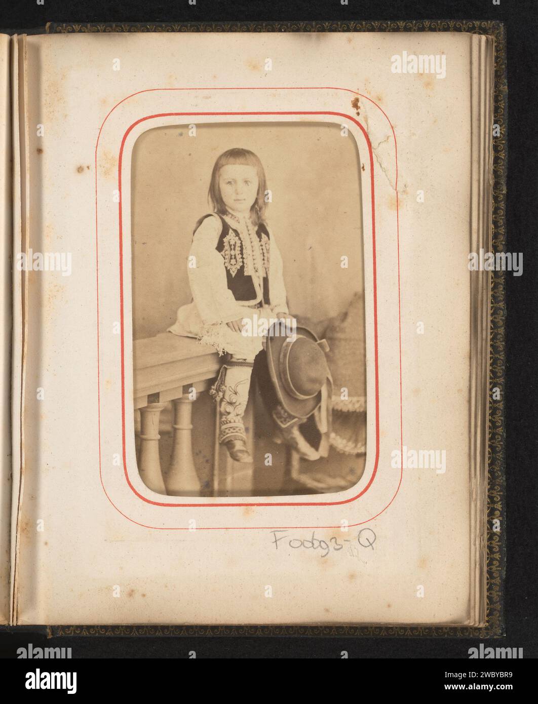 Porträt eines sitzenden Kindes in rumänischer Tracht mit Hut, Carol Popp de Szathmari, 1870 - 1890 Fotografie. Visitenkarte dieses Foto ist Teil eines Albums. Bukarest-Karton. Fotografischer Trägeralbumendruck historischer Personen. Kind. Volkstracht, regionale Tracht. Kopfschutz: Hut. Sitzende Figur Stockfoto