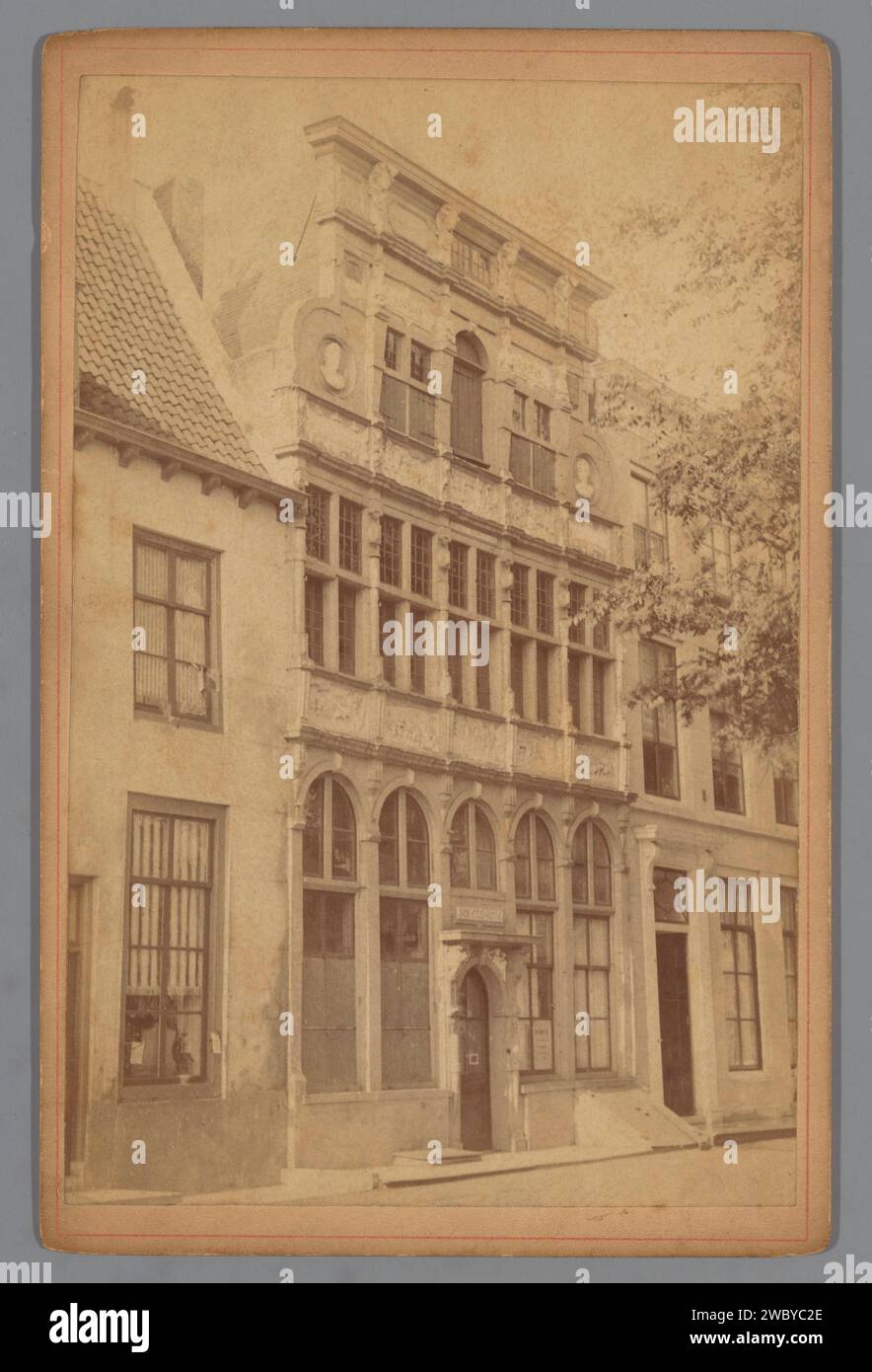 Blick auf das Haus in der Steenrotse in Middelburg, Anonym, 1850 - 1900 Foto. Kabinettfoto Middelburg fotografischer Support. Pappalbumendruck Vorderseite faÃ Haus in der Ziegelfäule Stockfoto