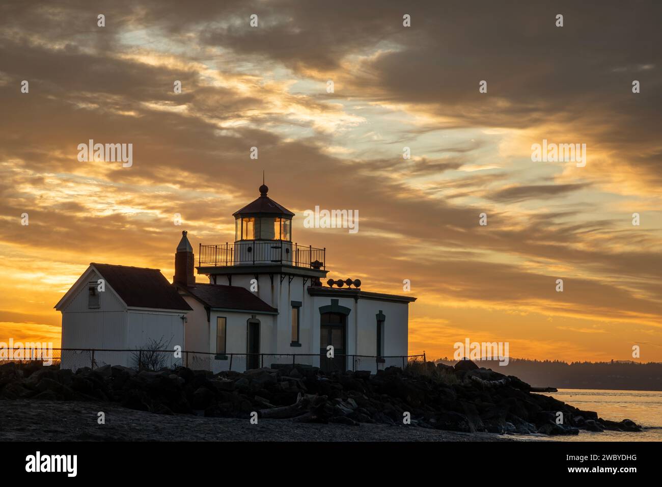 WA23887-00...WASHINGTON - Sonnenuntergang am West Point Lighthouse im Discovery Park von Seattle. Stockfoto