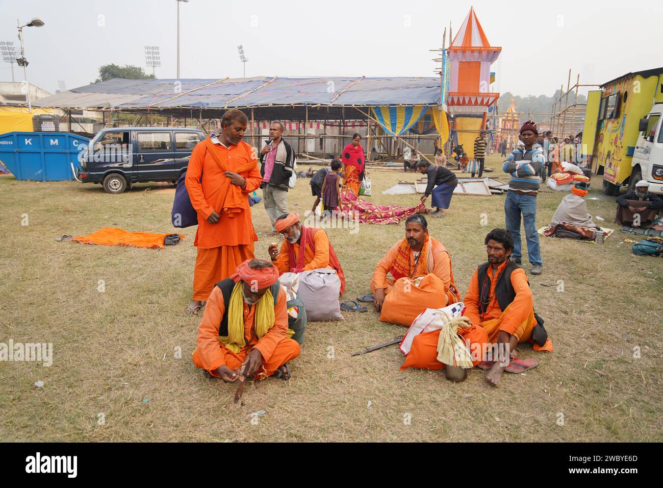 Sadhus und Pilger, die sich auf Makar Sankranti vorbereiten, tauchen in Gangasagar Mela auf der Insel Sagar, die 117 km von Kalkutta entfernt ist. Gangasagar Mela Transi Stockfoto