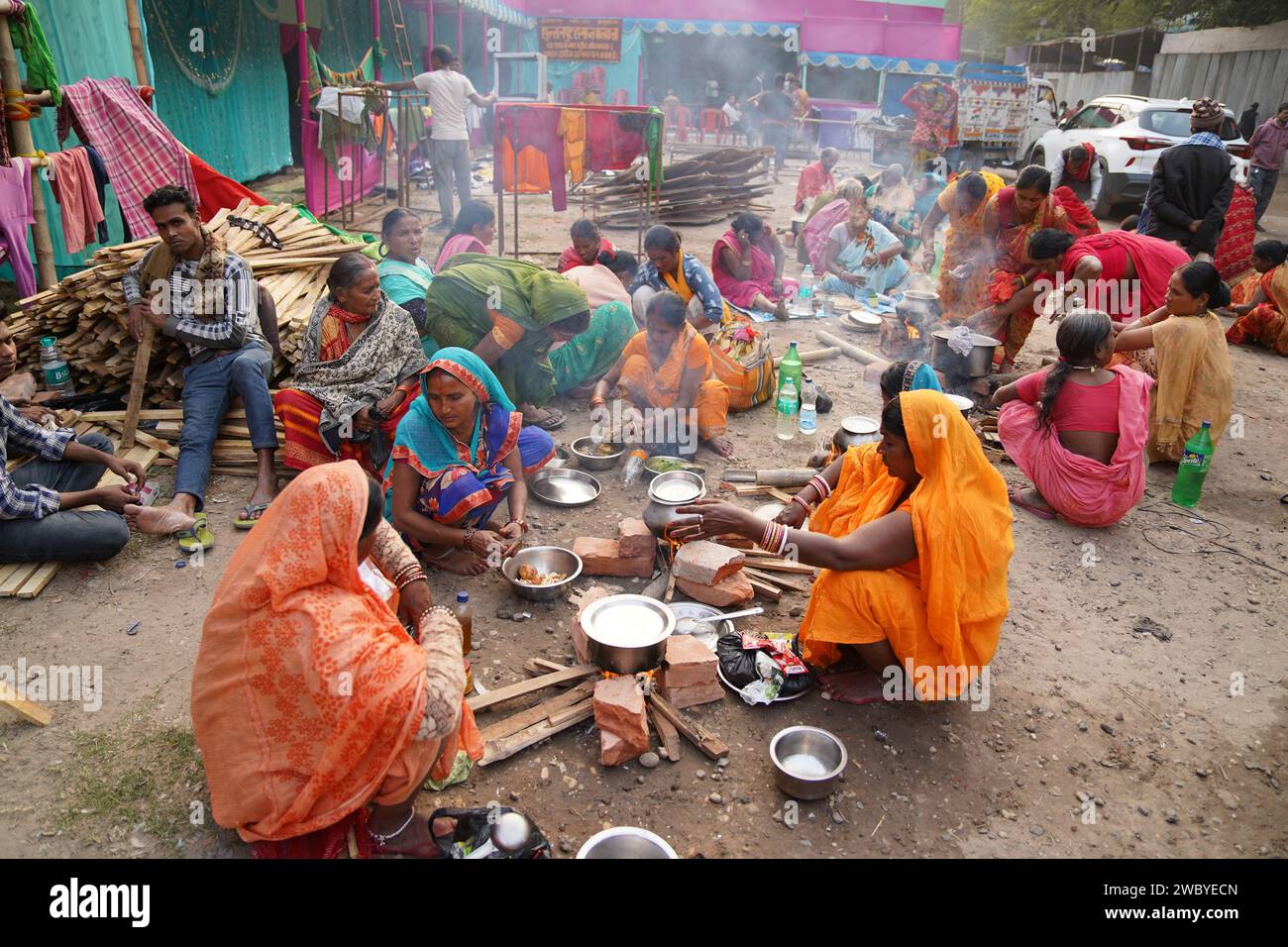Sadhus und Pilger, die sich auf Makar Sankranti vorbereiten, tauchen in Gangasagar Mela auf der Insel Sagar, die 117 km von Kalkutta entfernt ist. Gangasagar Mela Transi Stockfoto