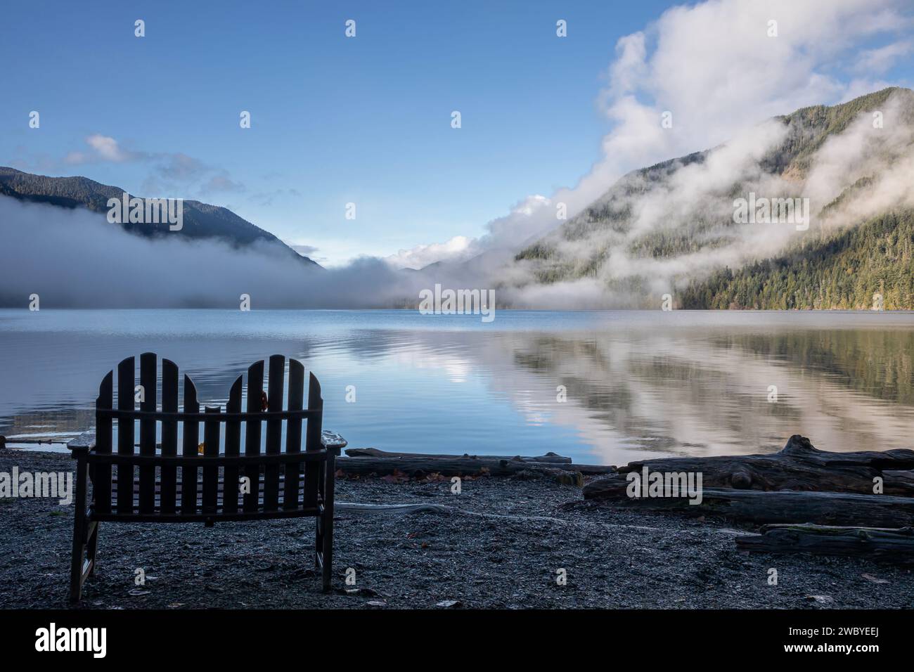 WA23926-00...WASHINGTON - Outdoor-Stuhl am Ufer des Lake Crescent an einem nebeligen Morgen in der Lake Crescent Lodge. Stockfoto