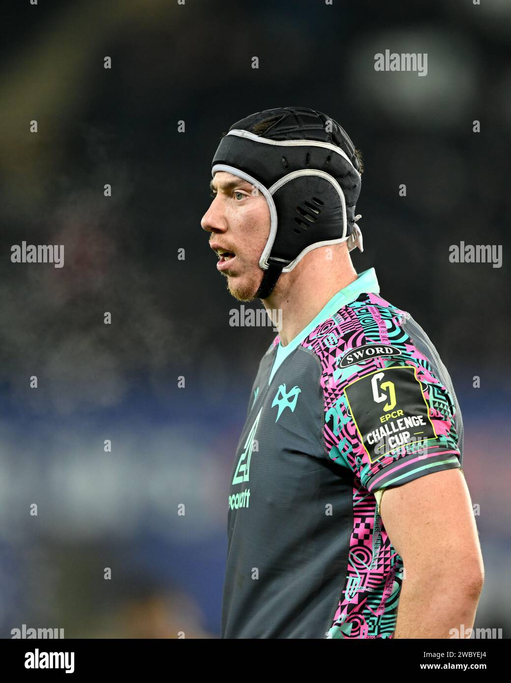 Swansea, Großbritannien. Januar 2024. Adam Beard of Ospreys beim Europapokal zwischen Ospreys und Perpignan im Stadion Swansea.com in Swansea am 12. Januar 2024. Dieses Bild darf nur für redaktionelle Zwecke verwendet werden. Nur redaktionelle Verwendung. Quelle: Ashley Crowden/Alamy Live News Stockfoto