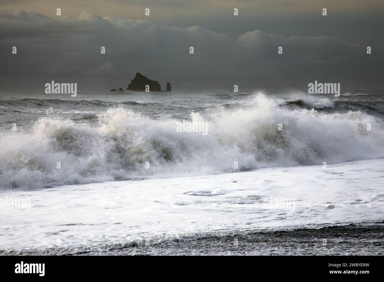 WA23936-00...WASHINGTON - stürmisches Wetter und raues Meer am Rialto Beach, Teil des Olympic National Park... Stockfoto