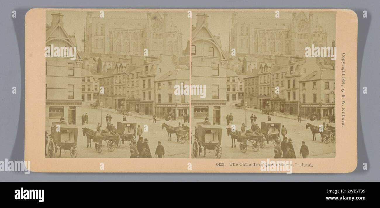 Blick auf eine Straße in Queenstown, mit St Colman's Cathedral, Benjamin West Kilburn, 1891 im Hintergrund St Colman's Cathedral, Stereograph 1891 Cobhpublisher: Littleton Pappe. Fotounterstützung Albumendruck Straße. Kirche (außen). Fassade (des Hauses oder Gebäudes) Cob Stockfoto