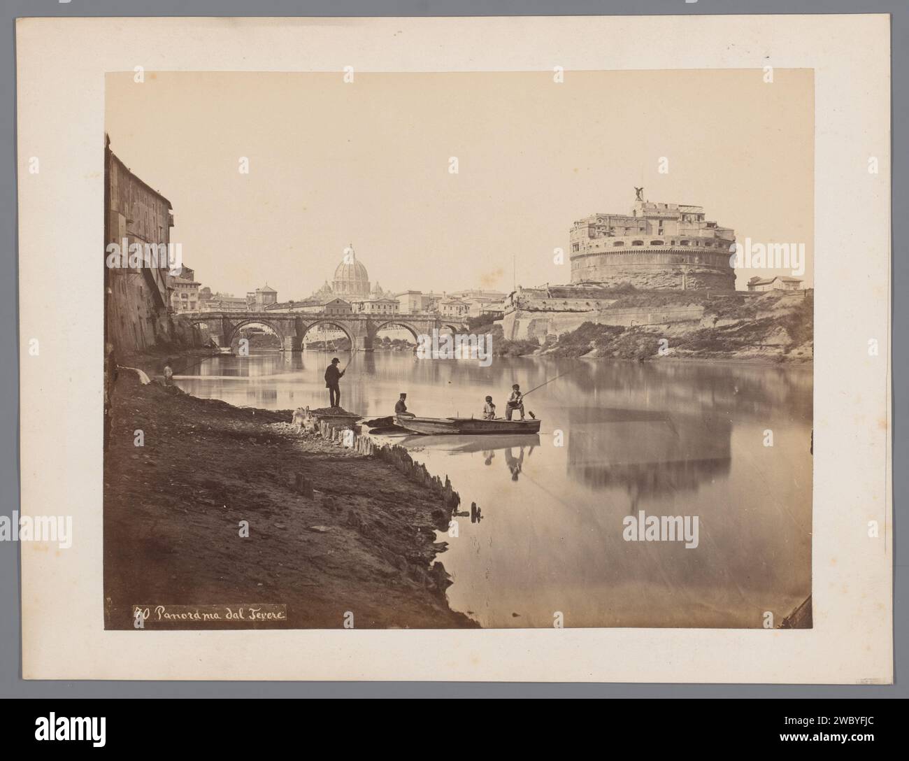 Fischer am Tiber in Rom, Italien, Anonym, 1851 - 1900 fotografieren die Engelenburcht, Engelenbrug und die Sint-Pietersbasiliek im Hintergrund. Rom-Karton. Papieralbumen drucken Fluss. fischer. Brücke in der Stadt über Fluss, Kanal usw. Schloss. Kirche (außen) Engelenburcht. Angel Bridge. St. Petersbasilika. Tiber Stockfoto