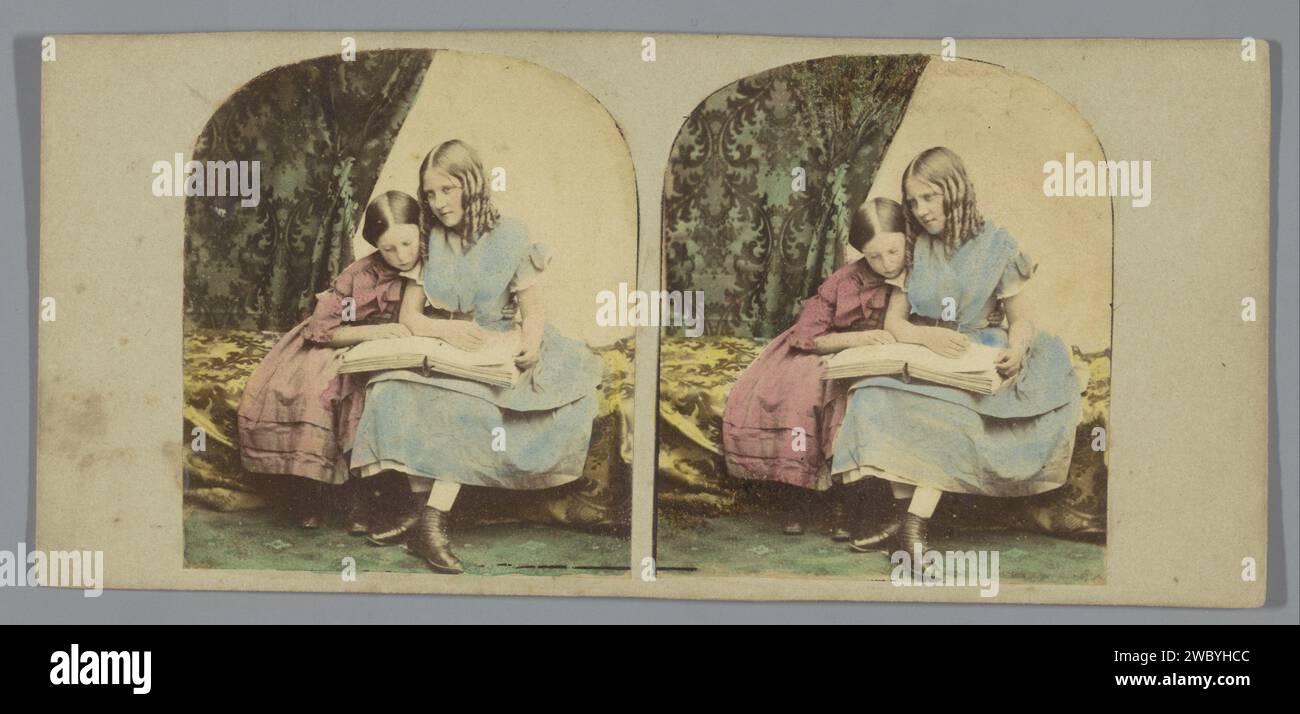 Zwei Mädchen mit einem Buch auf einer Bank, Anonym, 1852 - 1863 Stereogrammkarton. Papieralbumenabdruck liest jemandem vor. Kind (zu Hause) - AA - Mädchen Stockfoto