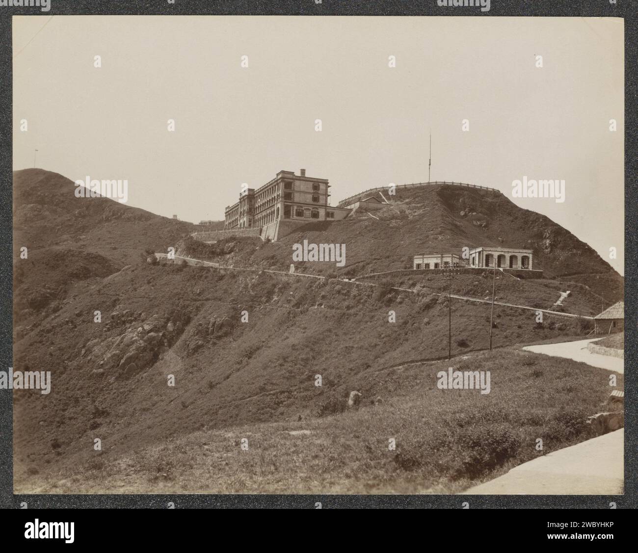 Gebäude am Gipfel des Gipfels (Mount Austin) in Hongkong, Anonym, ca. 1860 - ca. 1900 Foto Teil des Albums mit 50 Fotos einer Reise durch Südostasien. Papier aus Hongkong. Fotografische Unterstützung Albumendruck Eisenbahn, Zug. Berge Hongkong Stockfoto