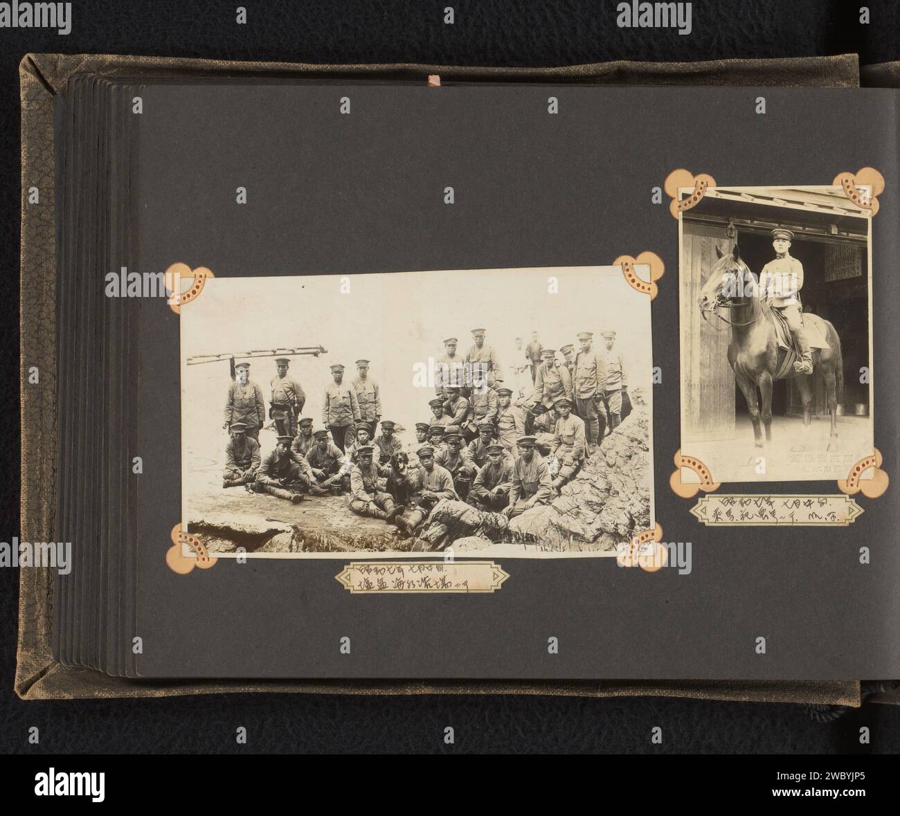 Gruppenporträt unbekannter japanischer Soldaten und eines Soldaten zu Pferd, Anonym, ca. 1930 - ca. 1940 Foto diese Fotos sind Teil eines Albums. Baryta Paper. Papier Gelatine Silberdruck anonyme historische Person porträtiert. Anonyme historische Personen, die in einer Gruppe dargestellt werden, in einem Gruppenporträt. Der Soldat, das Leben des Soldaten. Pferd Stockfoto