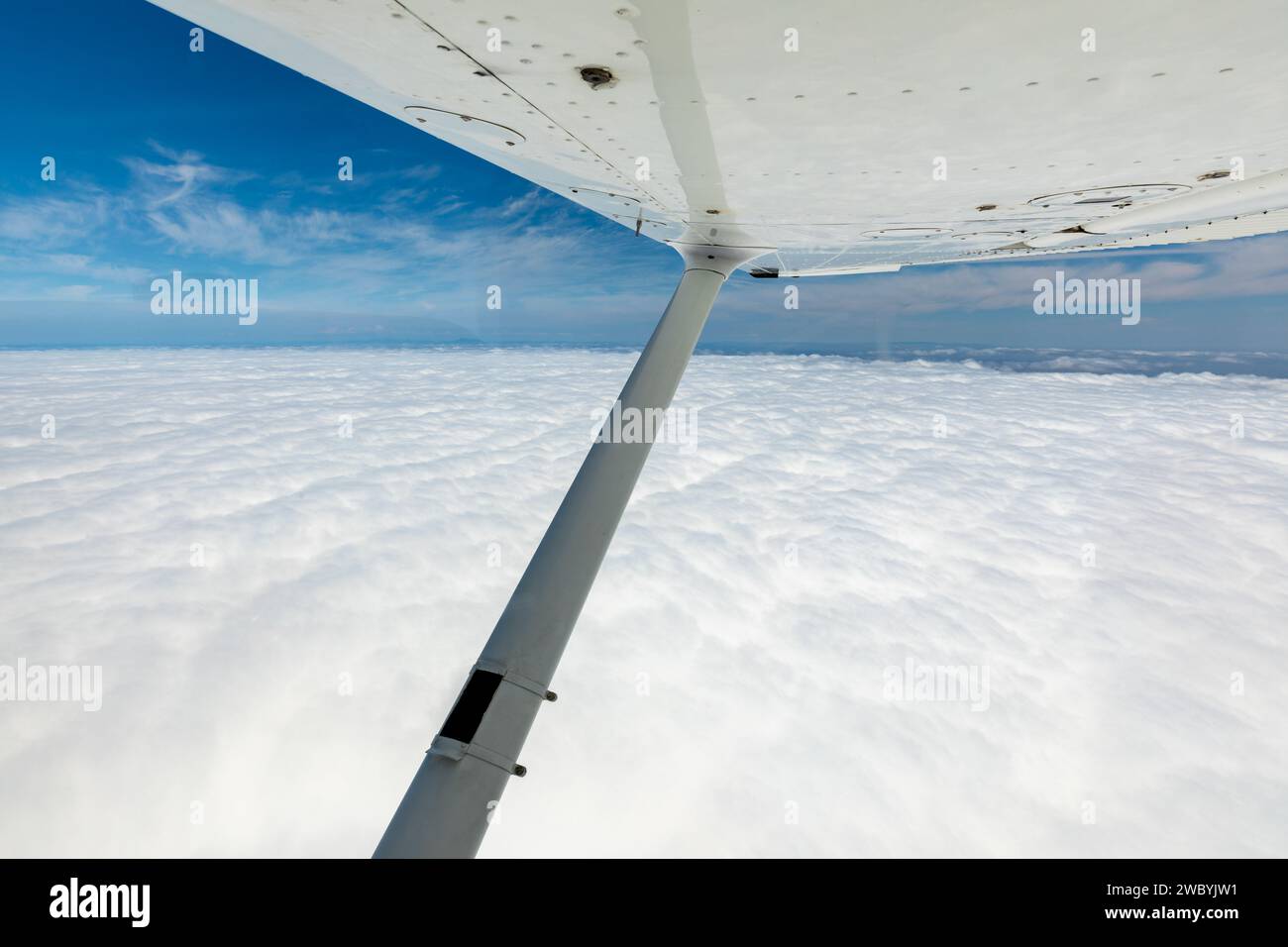 Luftaufnahme der niedrigen Wolkendecke rund um den Mount Tamalpais, Mill Valley und die Marin Headlands Stockfoto