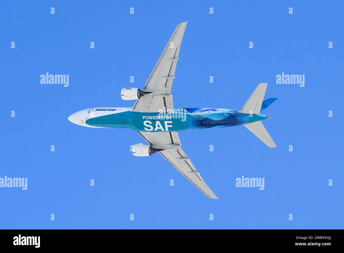 Everett, WA, USA - 12. Januar 2024; Boeing 777-Unterseite mit Powered by SAF Sustainable Aviation Fuel Text Stockfoto