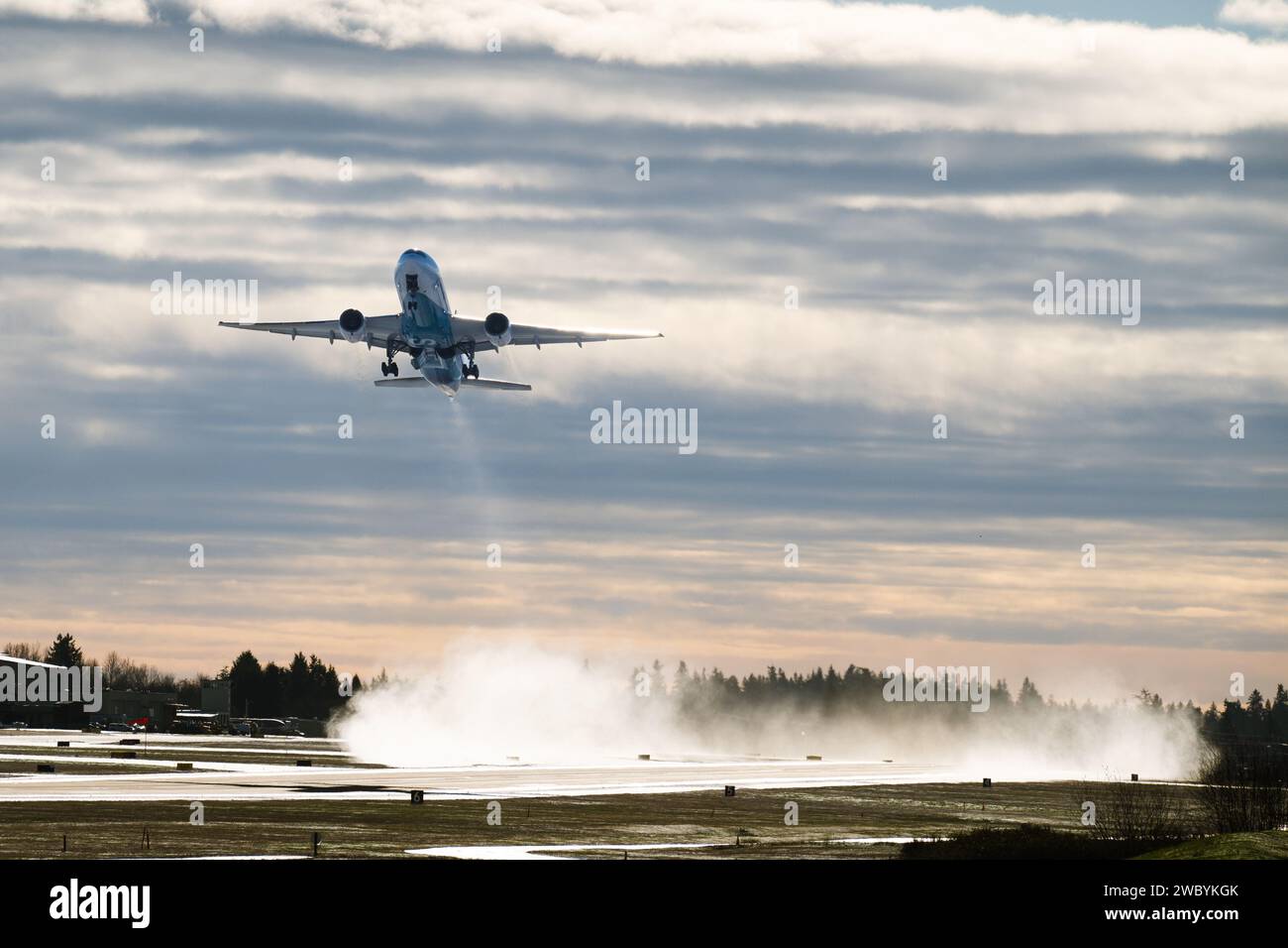 Everett, WA, USA – 12. Januar 2024; Boeing 777 steigt auf der Piste Paine Field Everett aus dem Schnee Stockfoto