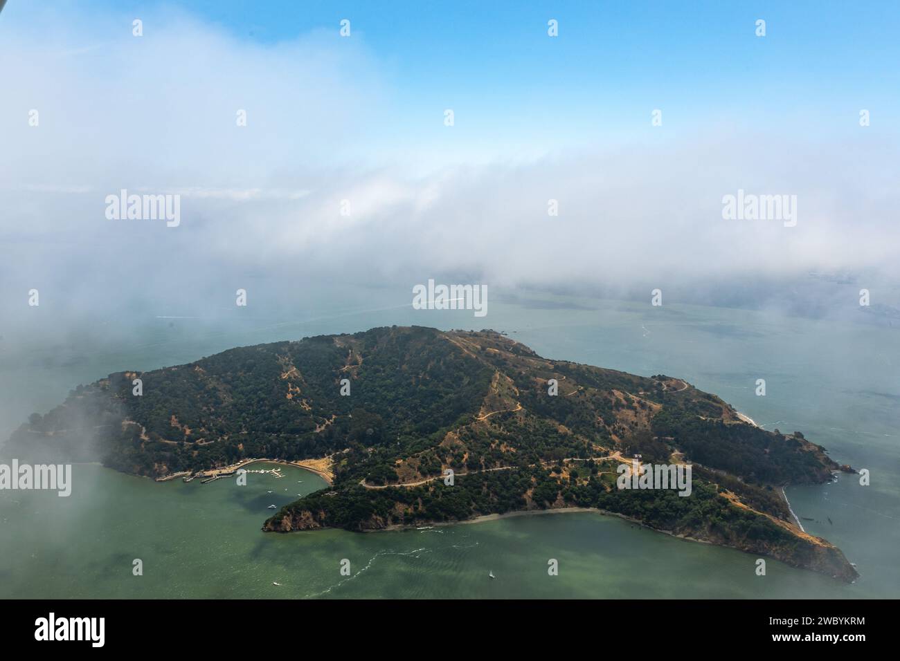 Aus der Vogelperspektive der Wolken, die über Angel Island in der Bucht von San Francisco Rollen Stockfoto