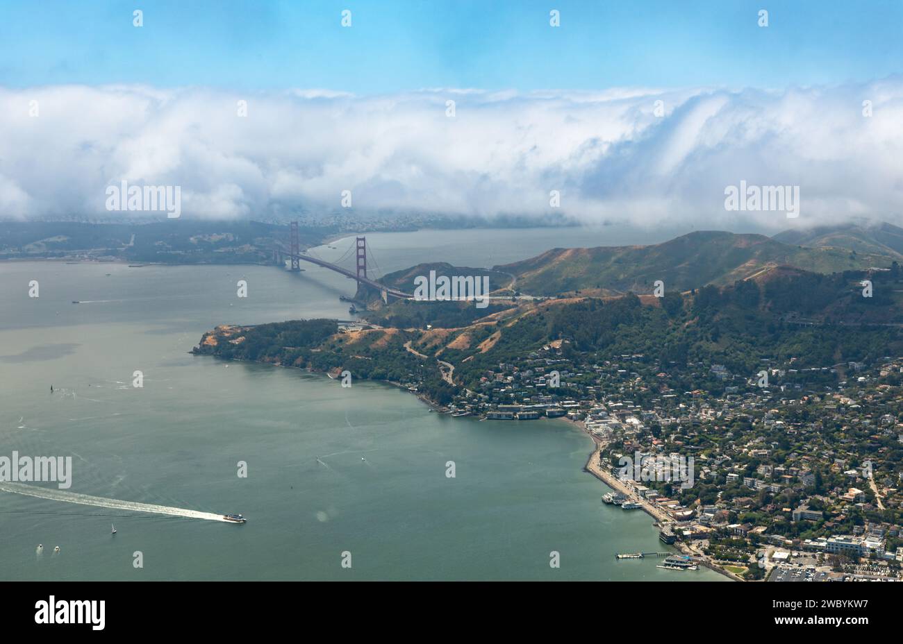 Aus der Vogelperspektive auf die Wolken, die über die Marin Headlands, die Golden Gate Bridge und die Yachthäfen von Sausalito Rollen. Stockfoto