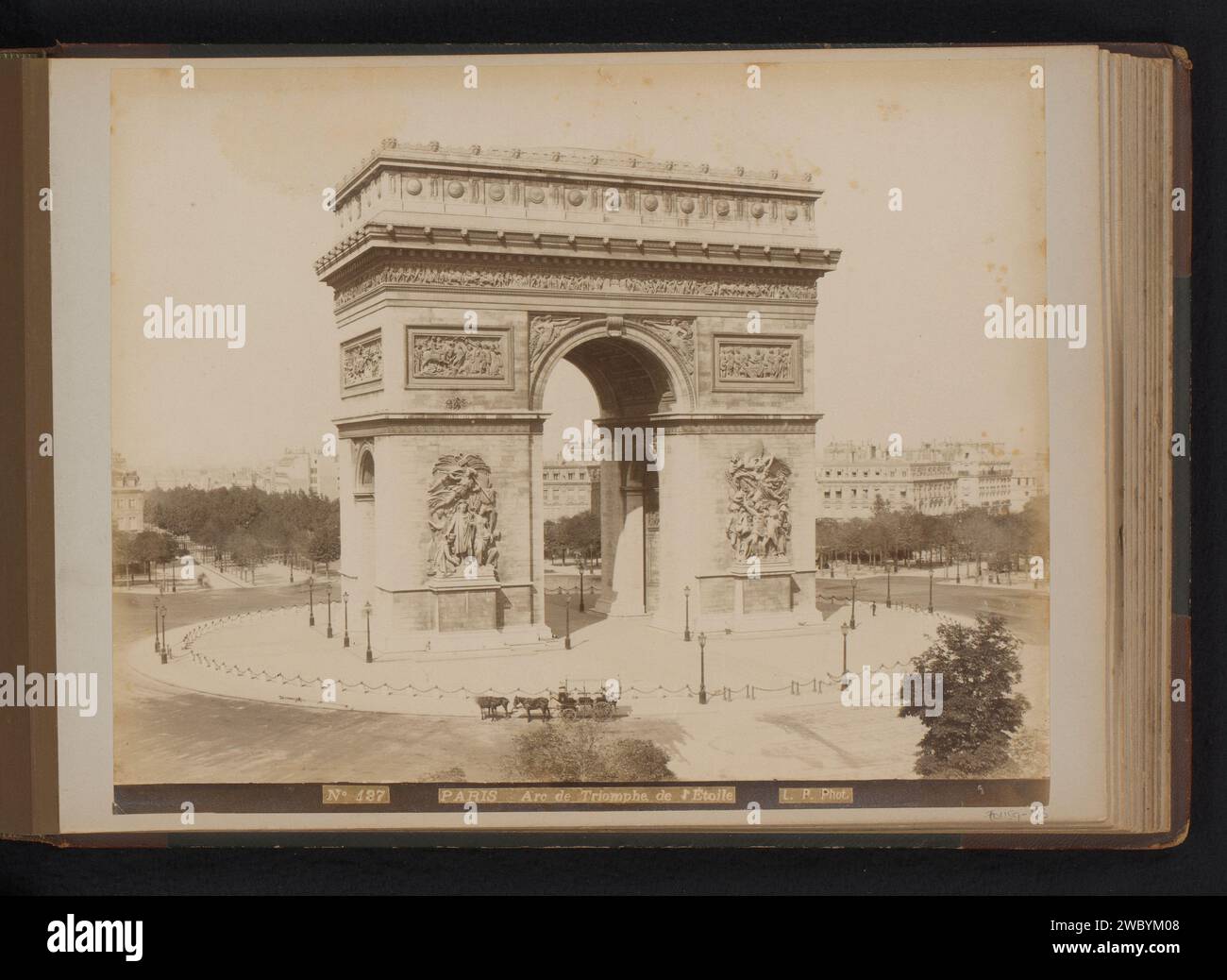 Arc de Triomphe in Paris, LP, ca. 1870 - ca. 1890 Fotografie Teil des Reisealbums mit Aufnahmen von Sehenswürdigkeiten in Schweden, Norwegen, Dänemark, Bayern, Mailand und Paris. Paris fotografischer Trägeralbumendruck Triumphbogen Triumphbogen Stockfoto