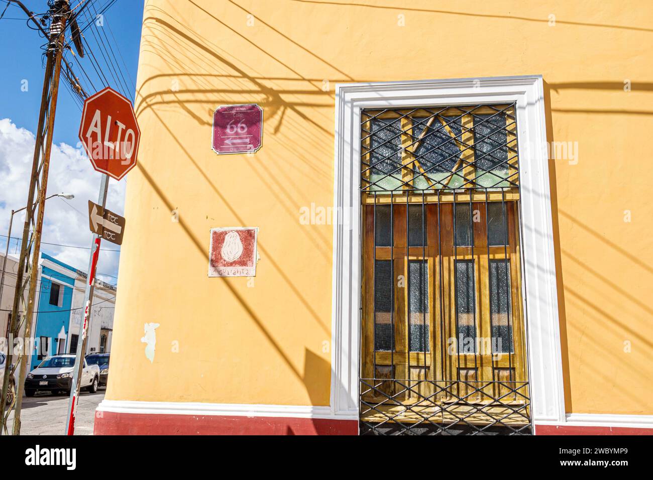 Merida Mexico, Centro Historico Central Historico Central Historico, Calle 66, gelbes Gebäude Stoppschild, städtische Szenenarchitektur, schmiedeeisernes Sicherheitstor, doppelt Stockfoto