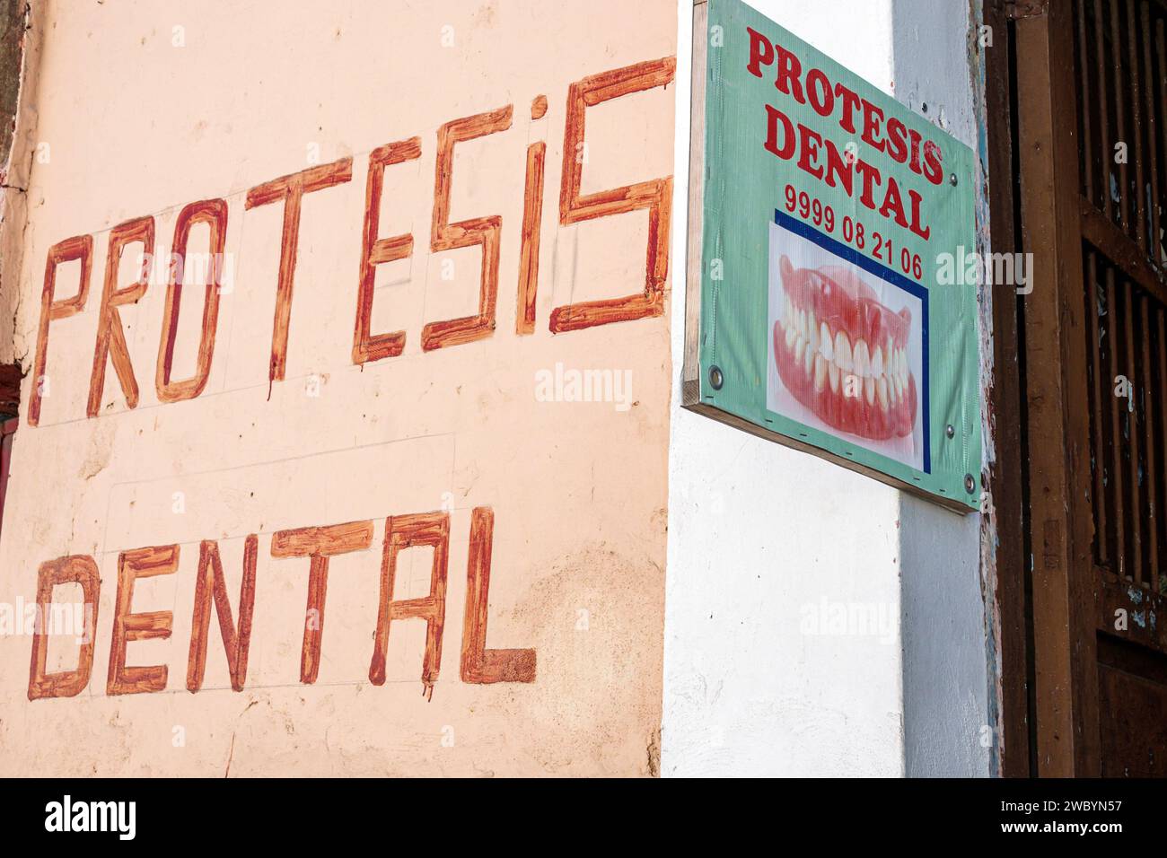 Merida Mexico, Centro Historico Central Historico Central Historico, Calle 71, Schild für das Büro für Zahnarzt Protesis, Außeneingang, Zahnprothese mit falschen Zähnen Stockfoto