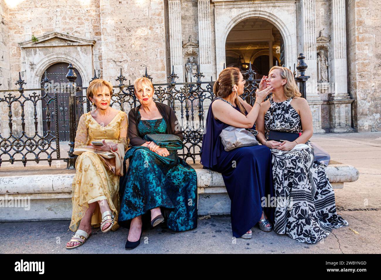 Merida Mexico, zentrales historisches Viertel, reife Erwachsene Frauen Frauen weiblich, Erwachsene, Bewohner, Freunde, sitzen, formell elegant Stockfoto