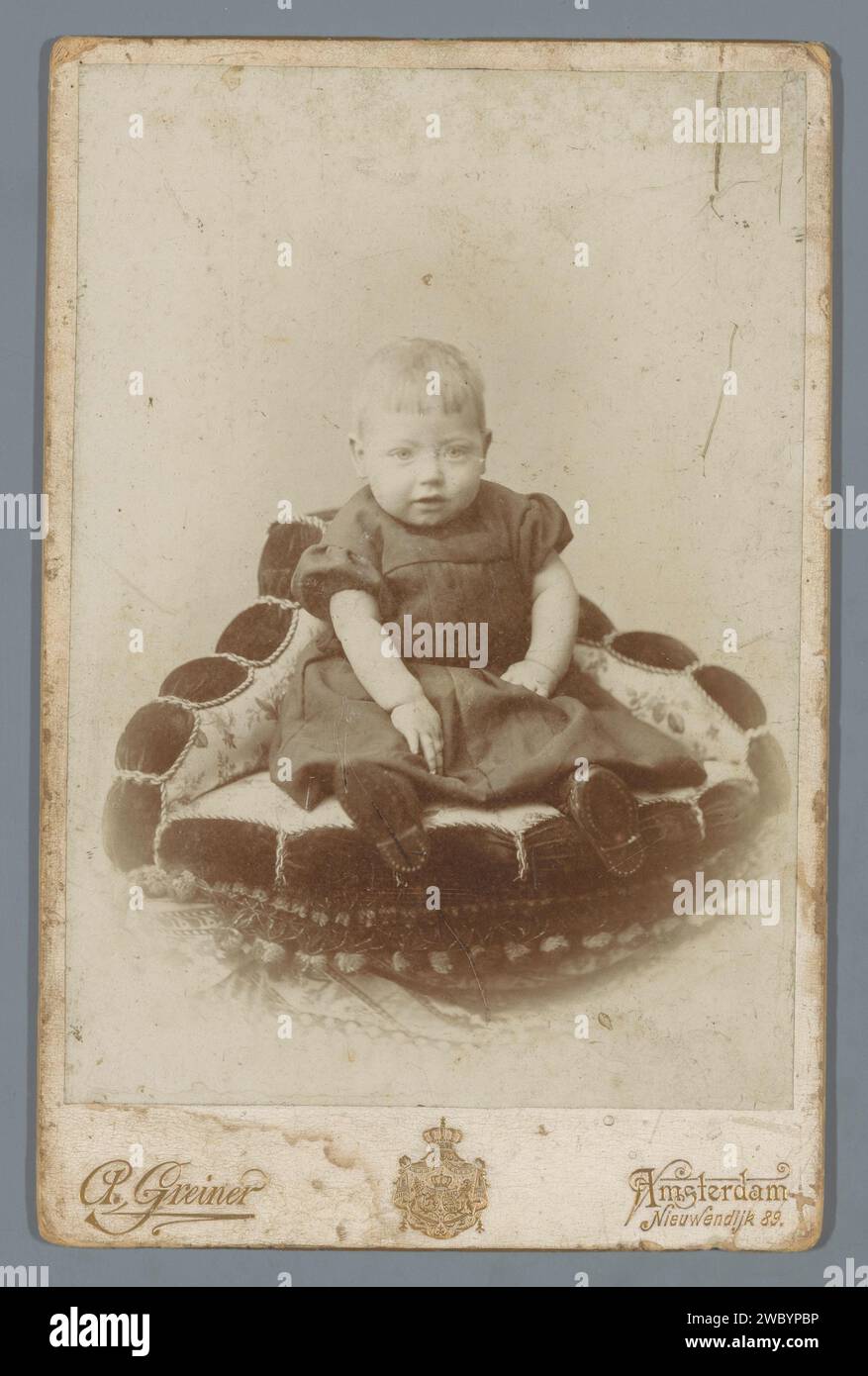 Porträt eines Babys, Albert Greiner, ca. 1861 - ca. 1890 Schrankfoto Amsterdam Karton. Fotografische Unterstützung des Säuglings, Baby Stockfoto