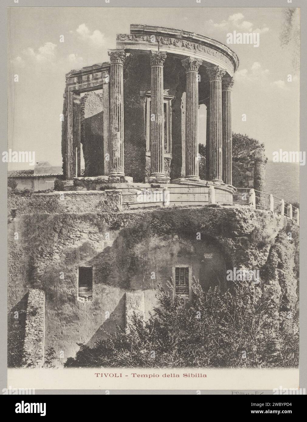 Tempel van Sybille in Tivoli, anonym, um 1900 - in oder vor 1910 fotomechanischer Druck Teil des Fotoalbums einer Reise durch Südeuropa und den Nahen Osten. Papierkollotyplandschaft mit Ruinen. Tempel, Schrein  römische Religion Tempel von Sibille Stockfoto