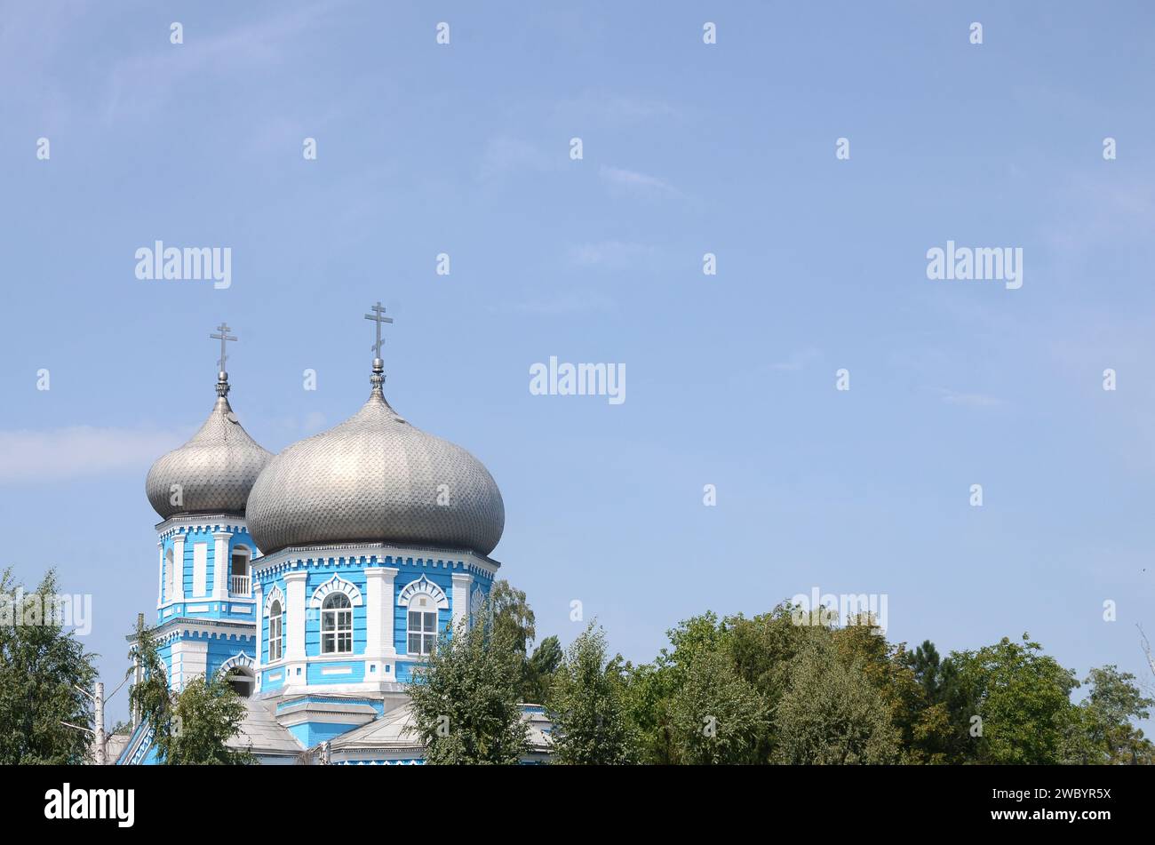 PAVLOHRAD, UKRAINE - 13. AUGUST 2019 Silberne Kuppeln der Kirche der Himmelfahrt der Heiligen Jungfrau Maria bei Tag und blauem Himmel Stockfoto