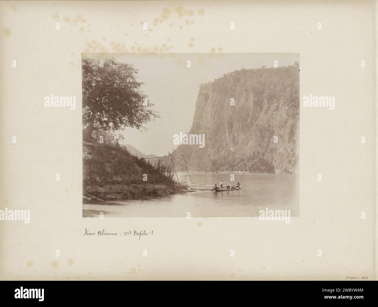 Boot auf einem Fluss in einer Bergschlucht in der Nähe von Bhamo, Myanmar, anonym, ca. 1885 - ca. 1886 Foto Teil von Reisalbum mit Fotos von Sehenswürdigkeiten in Burma. Mustidenpapier. Unterstützung für Fotos. Pappkarton mit Albumendruck Schlucht, Schlucht, Abgrund, Schlucht. fluss (+ Landschaft mit Figuren, Personal) Mustid Stockfoto