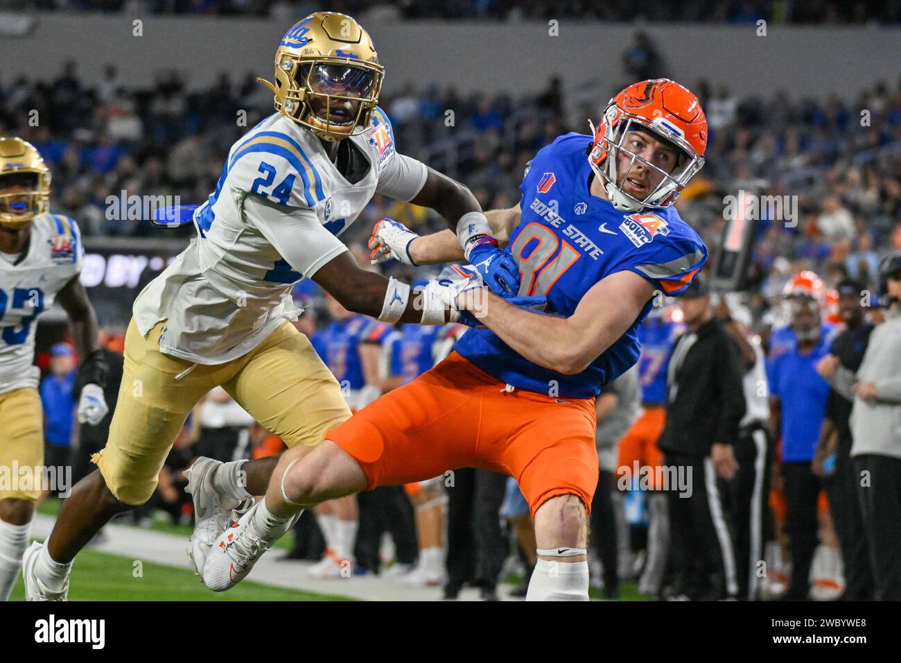 UCLA Bruins Defensivback Jaylin Davies (24) stoppt Boise State Broncos Wide Receiver Austin Bolt (81) während des LA Bowl am Samstag, den 7. Dezember 2023, in Inglewood. Kalif. Die UCLA Bruins besiegte 35 die Boise State Broncos. (Dylan Stewart/Bild des Sports) Stockfoto